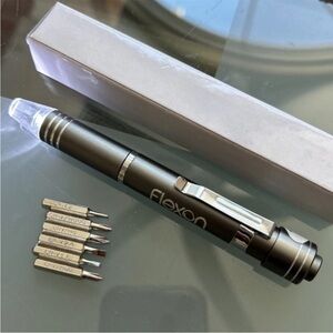 Penlight screwdriver with 6 bits magnetic